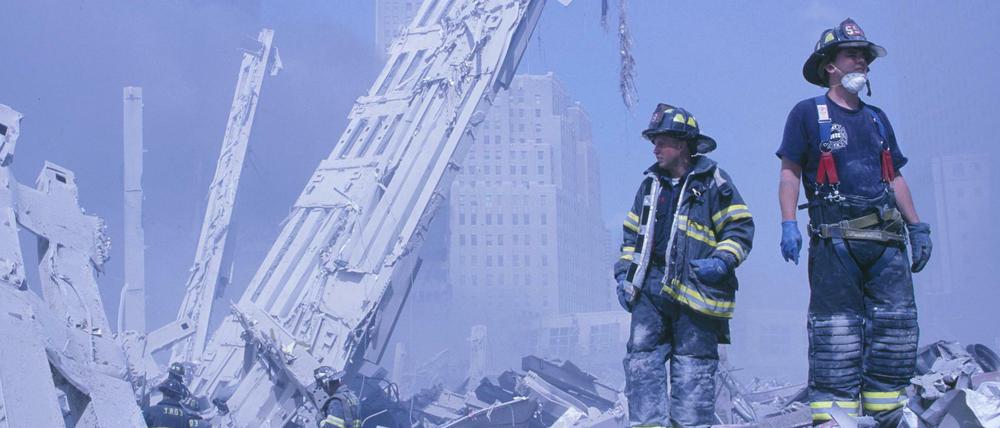 Die Feuerwehrmänner von New York werden zu ikonographischen Helden. 