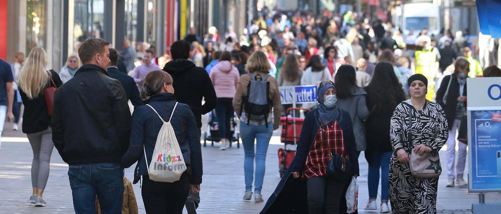 Lockerungen: Am Montag war war die Haupteinkaufsstraße in Deutschland stark frequentiert.
