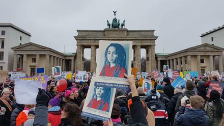 Nicht nur Frauen demonstrierten am Samstag gegen Donald Trump vor dem Brandenburger Tor. "Democrats Abroad" war sehr präsent und verteilte Pappschilder.