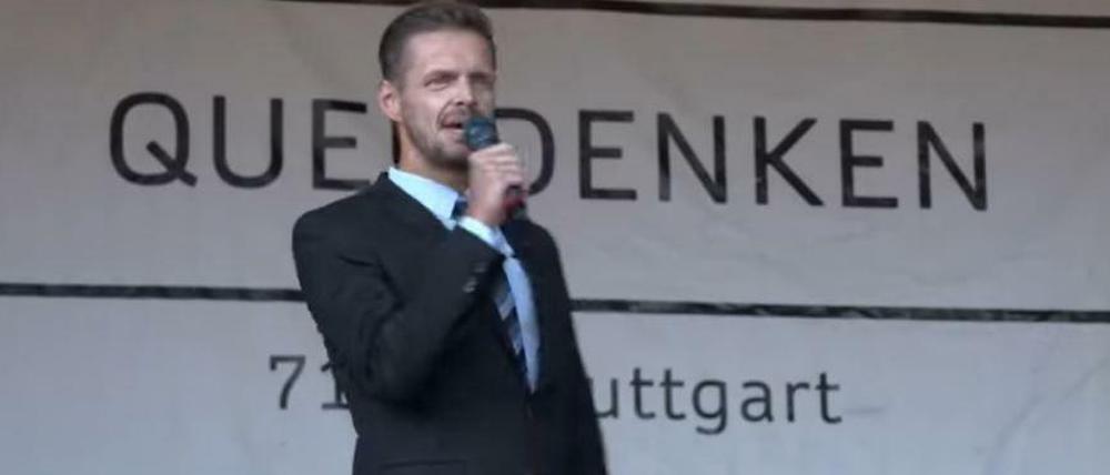 Florian Schroeder bei seinem Auftritt bei der Demo in Stuttgart.