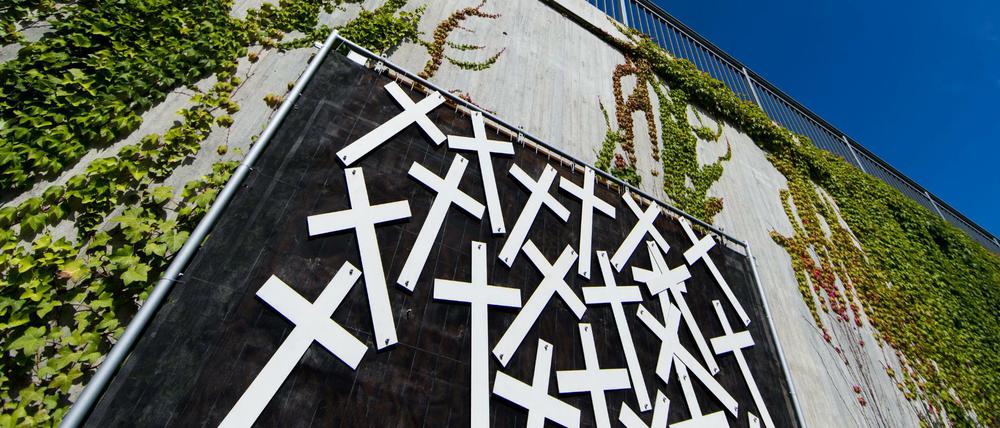 21 Kreuze erinnern an der Loveparade-Gedenkstätte in Duisburg an die Toten des Unglücks vom 24. Juli 2010. 