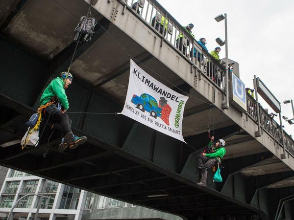 Greta zu Besuch: Klimaaktivisten seilen sich von einer Brücke in Hamburg 