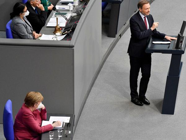 Angela Merkel muss sich viel Kritik im Bundestag anhören, hier von FDP-Chef Christian Lindner. 