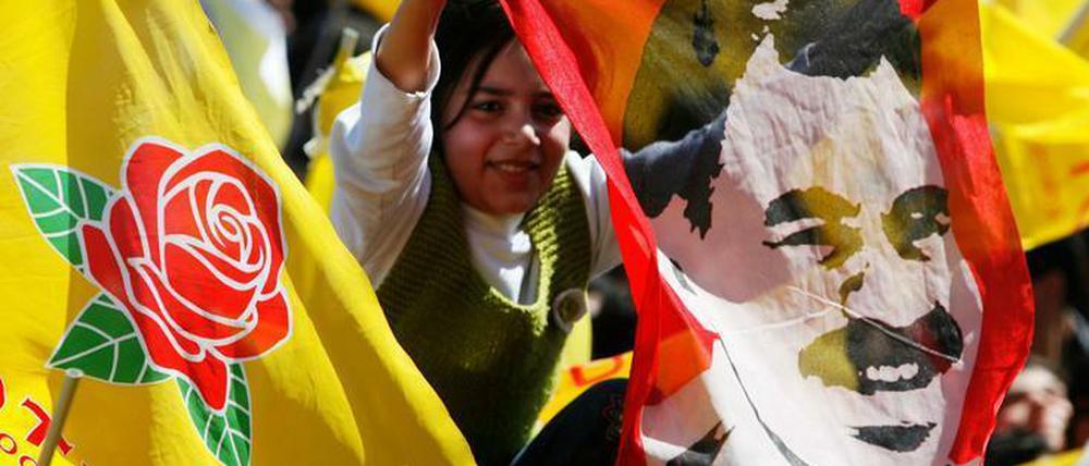 In der türkischen Kurdenmetropole Diyarbakir fordern Demonstranten immer wieder die Freilassung des inhaftierten PKK-Gründers Abdullah Öcalan.