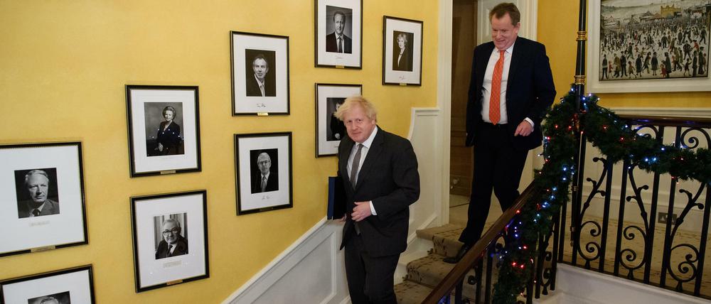 Boris Johnson (l.), Premierminister von Großbritannien, und David Frost, Großbritanniens Chef-Unterhändler für den Brexit, gehen nach der Unterzeichnung des Brexit-Handelspakts mit der Europäischen Union eine Treppe in der 10 Downing Street herunter. 