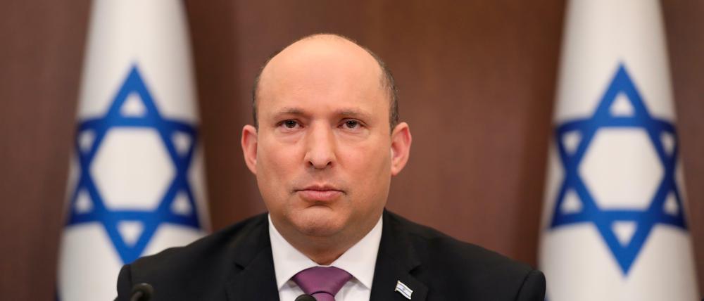 Naftali Bennett, Ministerpräsident von Israel, leitet eine Kabinettssitzung in seinem Büro.
