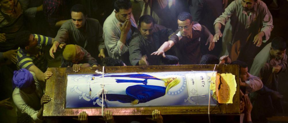 Angehörige tragen den Sarg eines koptischen Christen, der bei dem Anschlag ums Leben kam, zur Beisetzung.