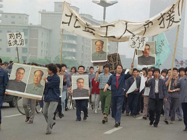 Peking 1989: Pro-demokratische Demonstranten halten Porträts von dem ehemaligen chinesischen Staatsoberhaupt Mao Zedong und dem chinesischen Revolutionär Zhou Enlai am Tiananmen. 