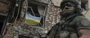 Ein ukrainischer Soldat steht vor einem zerstörten Gebäude in der Stadt Irpin nahe Kiew. 