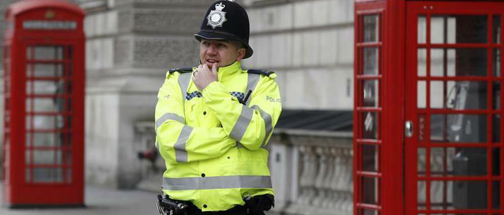 Polizist in Westminster: Die britischen Behörden haben mit der Festnahme von acht Terrorverdächtigen direkt nach dem Anschlag vom Mittwoch offenbar genau richtig gelegen.