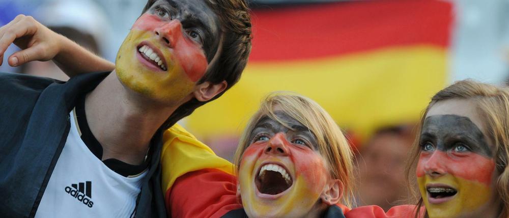 Fans der deutschen Fußball-Nationalmannschaft auf einer Fanmeile in München.