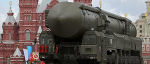 Eine moderne strategische russische Atomrakete vom Typ Topol-M (Nato-Code: SS-27 Sickle B) fährt im Mai 2011 bei der Militärparade zum Tag des Sieges über den Roten Platz in Moskau. 