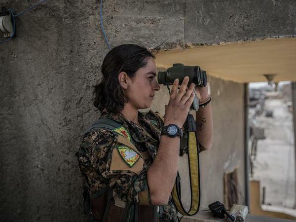 Kämpferin der von den USA unterstützten SDF. Die von der Kurdenmiliz YPG dominierte Truppe kämpft gegen den IS. 