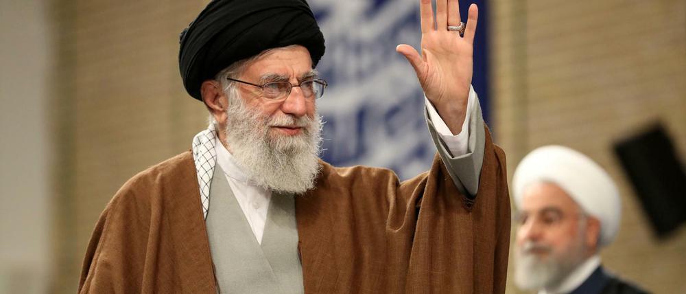 Der oberste iranische Führer Ajatollah Ali Chamenei (l.) und Präsident Hassan Ruhani machen das Ausland für die Unruhen verantwortlich.