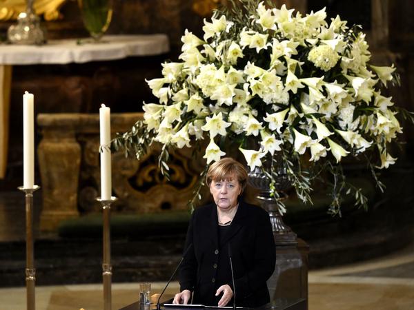 Angela Merkel spricht beim Staatsakt für Helmut Schmidt in der Hamburger Sankt-Michaelis-Kirche. 