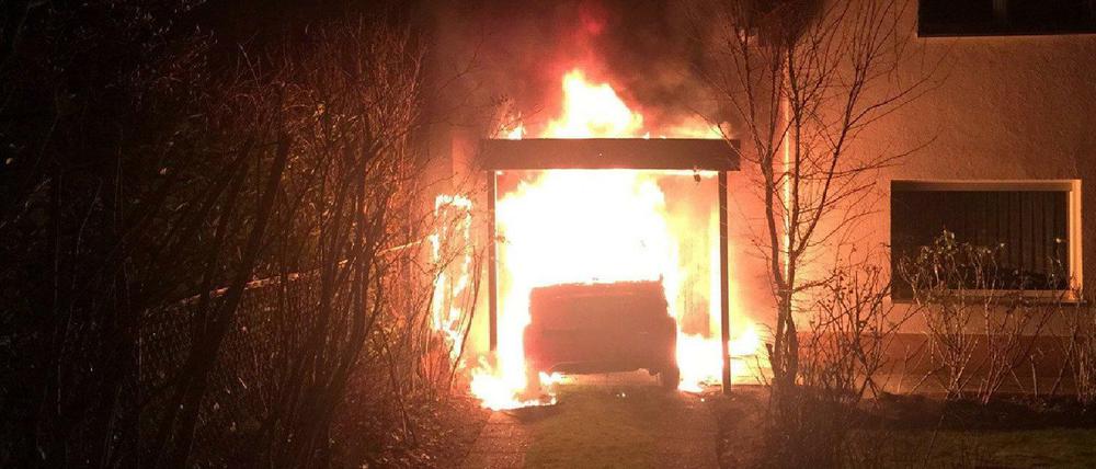 Das Auto des Linken-Politikers Kocak brennt lichterloh. 