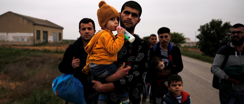 Syrische Flüchtlinge aus Afrin an der türkisch-griechischen Grenze. UNHCR fordert, dass Menschen auch weiterhin ihre eigenen Wege aus Krieg und Gewalt suchen dürfen.