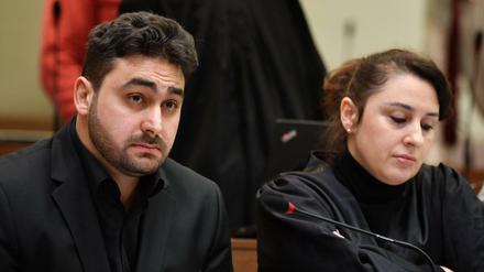 Abdul Kerim Simsek, Sohn von NSU-Opfer Enver Simsek, neben Anwältin Seda Basay-Yildiz.