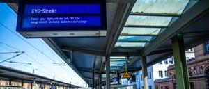 An der Anzeigetafel auf einem Bahnsteig des Hauptbahnhofs wird der Schriftzug "EVG-Streik!" angezeigt. Mit bundesweiten Warnstreiks hat die Eisenbahn- und Verkehrsgewerkschaft EVG am Freitag Teile des öffentlichen Verkehrs lahmgelegt. +++ dpa-Bildfunk +++