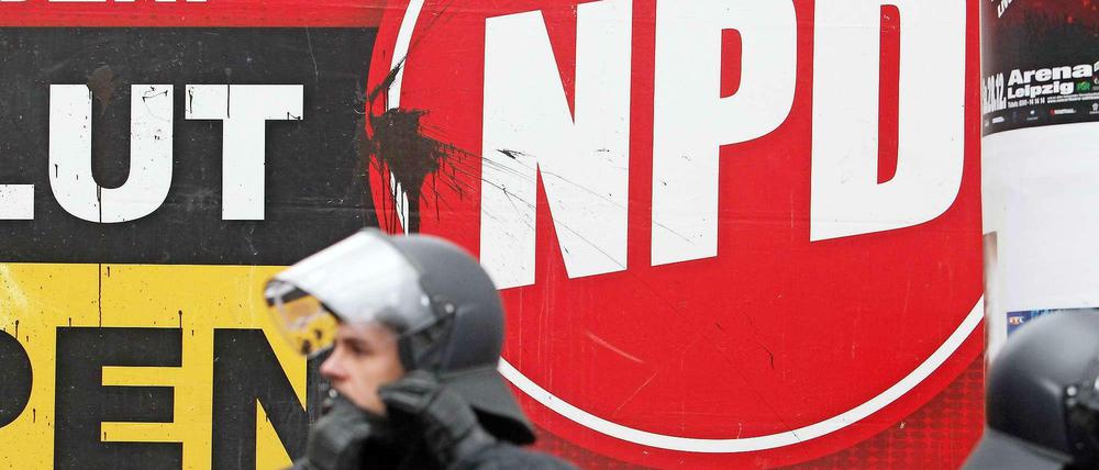 Polizisten sichern eine NPD-Demonstration 2013 in Leipzig