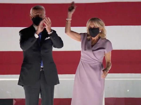 Joe Biden und seine Frau Jill nach der Nominierungsrede - demonstrativ mit Maske - der Demokrat verspricht eine nationale Corona-Strategie.