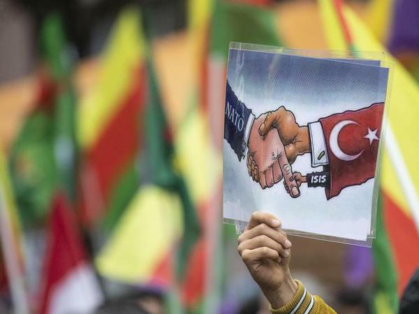 Eine Demonstration gegen den türkischen Einmarsch in Nordsyrien. Die Türkei führt dort auch mit deutschen Waffen Krieg.