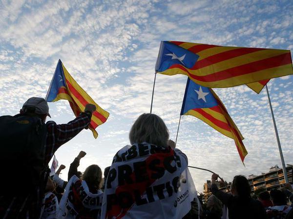 Katalanische Unabhängigkeitsbefürworter demonstrieren gegen Spaniens König in Barcelona.