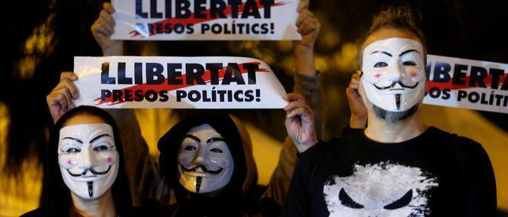 "Freiheit für die politischen Gefangenen" fordern diese Demonstranten in Barcelona.