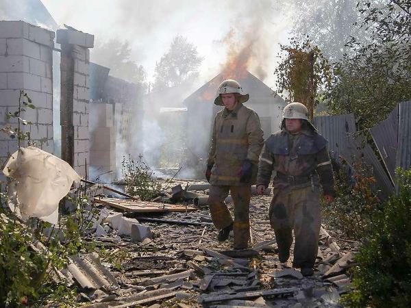 Besonders die Stadt Donezk im Osten der Ukraine ist von den Kämpfen betroffen. Hier versuchen Feuerwehrleute zu retten, was zu retten ist.