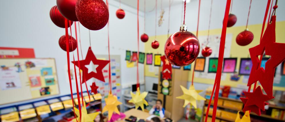 In einem Klassenzimmer einer Grundschule hängt weihnachtliche Dekoration.