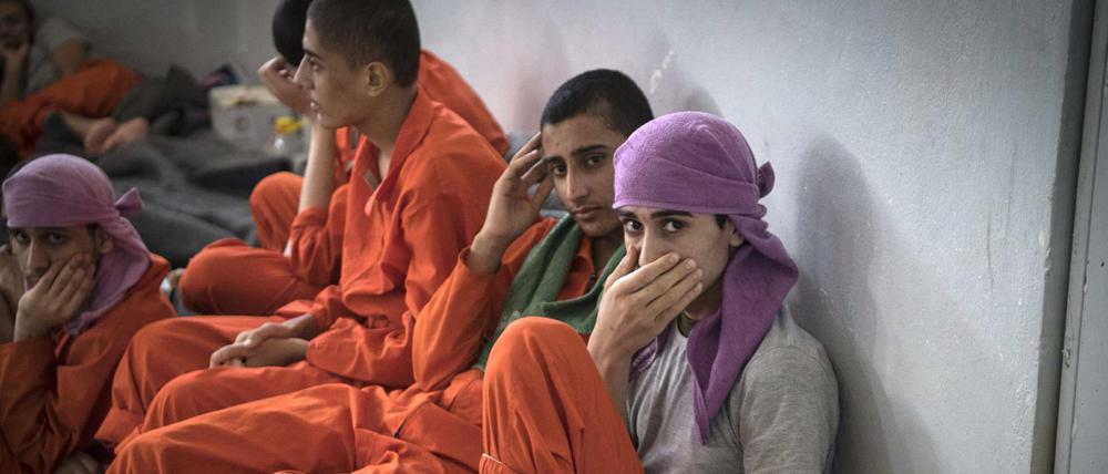 Mutmaßliche IS-Anhänger in einem Gefängnis im Norden Syriens. 