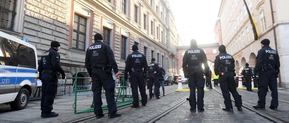 Viele Polizisten sichern München ab vor der Sicherheitskonferenz.