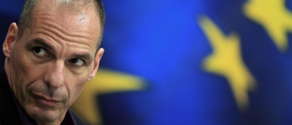 Yanis Varoufakis vor Europaflagge