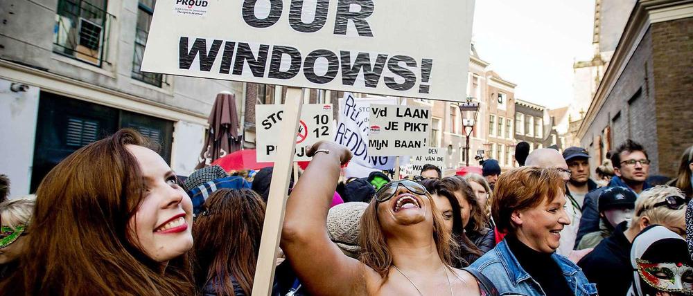 "Schließt unsere Fenster nicht!" Protest von Sexarbeiterinnen gegen das Verbot der berühmten Koberfenster im Amsterdamer Rotlichtviertel. Es soll aufgewertet werden, viele der einst 480 Fenster sind bereits dicht.