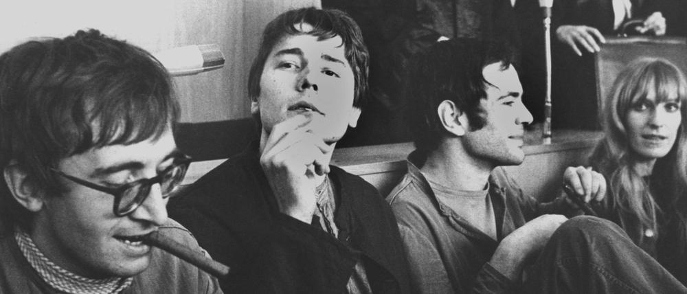 31. Oktober 1968. Zigarren und Späßchen vor der Urteilsverkündung in der Kaufhausbrandstiftung. Die vier Angeklagten, Thorwald Proll, Horst Söhnlein, Andreas Baader und Gudrun Ensslin.