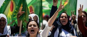 Kurdinnen demonstrieren im nordsyrischen Hasaka gegen die türkischen Angriffe.