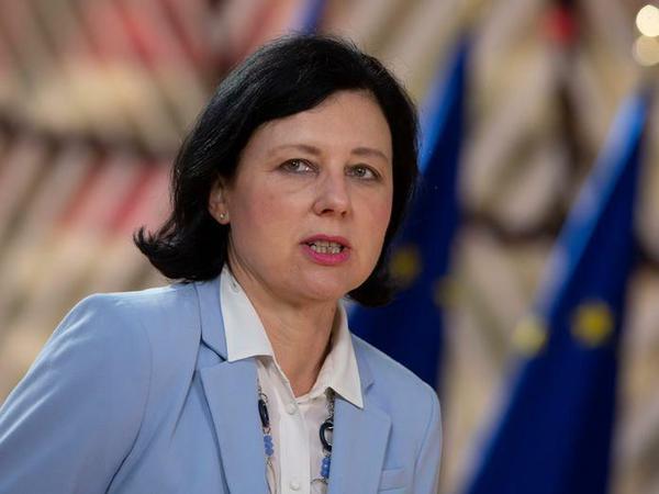 Die Vizepräsidentin der EU-Kommission, Vera Jourova, fordert die USA zum Handeln auf.