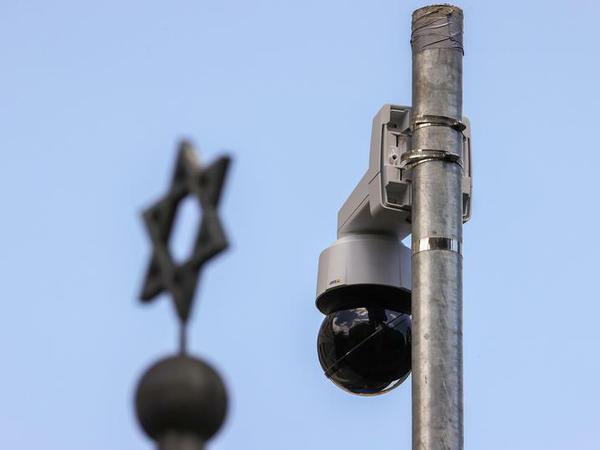 Eine Überwachungskamera an der Synagoge in Halle - dort startete der Attentäter seinen Mordzug.