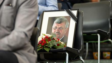 Ein gerahmtes Porträtfoto des erschossenen Kasseler Regierungspräsidenten Walter Lübcke (CDU).