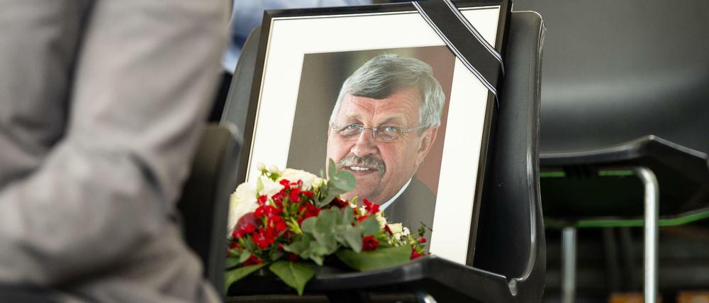 Ein Porträtfoto des erschossenen Kasseler Regierungspräsidenten Walter Lübcke (CDU) beim Hessentag 