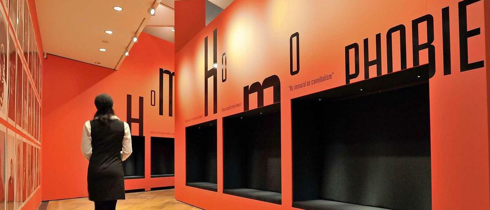 Auch sexuelle Identität ist nach wie vor ein Diskriminierungsgrund - Blick in die aktuelle Ausstellung "Homosexualitäten" im Deutschen Historischen Museum in Berlin.