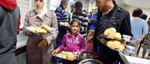 Nur noch satt und sauber? Syrische Flüchtlingsfamilie in der Essenausgabe der baden-württembergischen Erstaufnahmestelle im schwäbischen Meßstetten. 