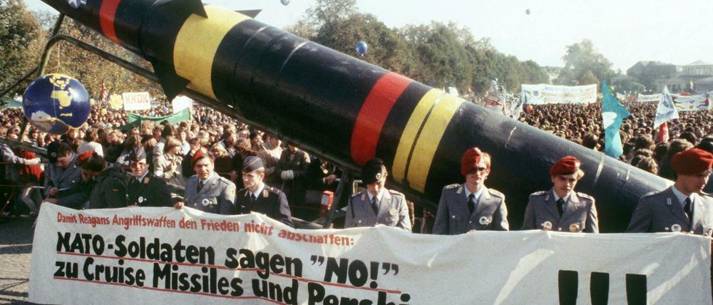 Bundeswehrsoldaten nehmen mit einer Pershing-II-Attrappe an einer Demonstration gegen Nachrüstung in den 80er Jahren teil. Heiko Mass warnt vor einer Wiederholung der Rüstungsdebatte.