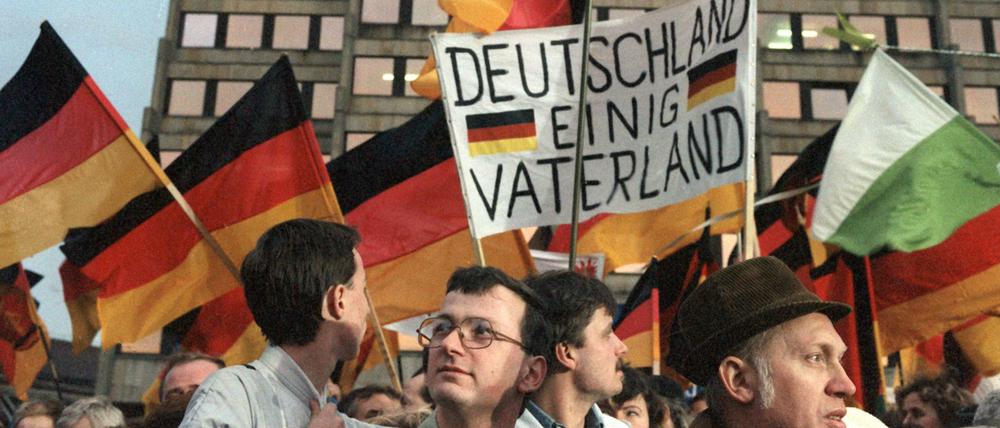 "Deutschland einig Vaterland": Eine Demonstration in Dresden im Dezember 1989.