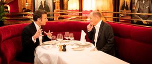 Am Sonntagabend in Emmanuel Macrons Lieblingsrestaurant - mit ihm und US-Präsident Joe Biden stimmt sich Olaf Scholz zur Ukraine am engsten ab.