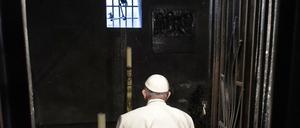 Papst Franziskus betet in der Zelle des Franziskaner-Minoriten Maximilian Kolbe in Auschwitz.