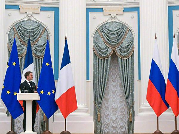 Nach einem gut fünfstündigen Gespräch treten Macron und Putin in Moskau vor die Presse.