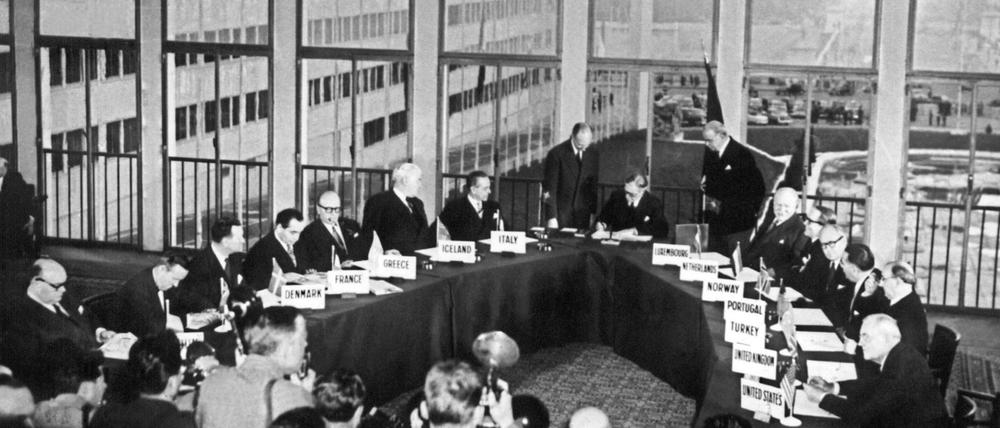 23.10.1954, Paris: Fotografen dokumentieren den historischen Moment in dem der britische Außenminister Anthony Eden im Palais de Chaillot die Vereinbarung zum Beitritt der Bundesrepublik Deutschland in die Nato unterzeichnet
