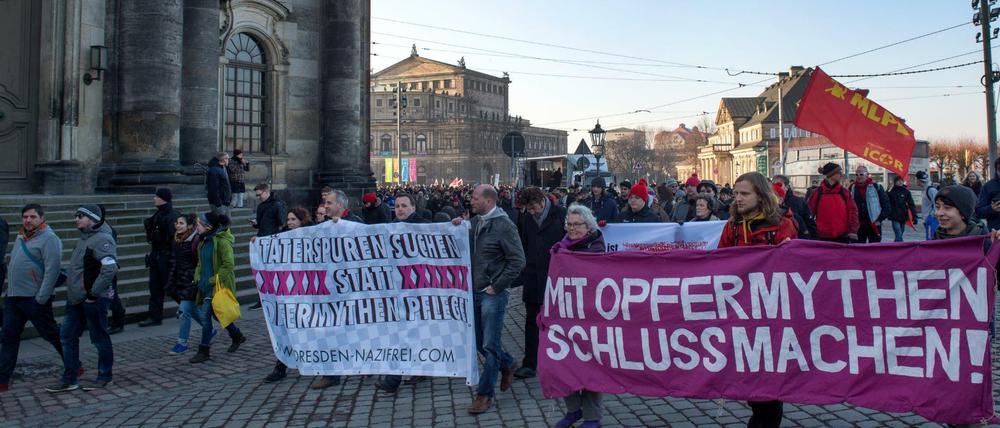 Teilnehmer des "Mahngang Täterspuren" des Bündnis Dresden Nazifrei laufen am Montag durch die Innenstadt von Dresden. 