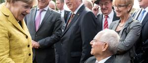Bundeskanzlerin Angela Merkel gratuliert Wolfgang Schäuble zum 75. Geburtstag. Bald kann sie ihn auch zum Amt des Bundestagspräsidenten beglückwünschen.